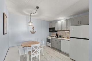 Pet-Friendly Family Suite for 6 - Kitchen and Fireplace - Pool and Hot Tub - 7