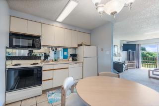 Family Suite with Kitchen - Pool and Hot Tub Sleeps 6 - 6