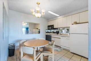 Family Suite with Kitchen - Pool and Hot Tub Sleeps 6 - 5