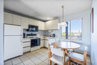 Family Suite for 6 with Kitchen - Pool Hot tub Pet-Friendly - 5
