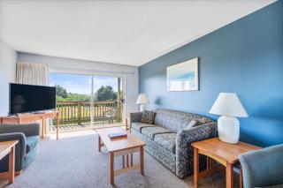 1-Bedroom Family Suite for 6 with Kitchen - Pool and Hot Tub - 0