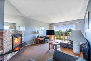 1-Bedroom Family Suite for 6 with Kitchen - Pool and Hot Tub - 8