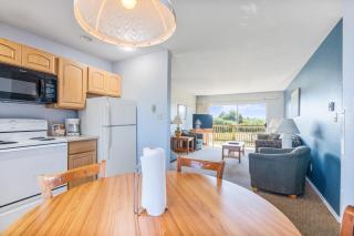 1-Bedroom Family Suite for 6 with Kitchen - Pool and Hot Tub - 6