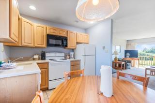 1-Bedroom Family Suite for 6 with Kitchen - Pool and Hot Tub - 5