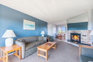 1-Bedroom Family Suite for 6 with Kitchen - Pool and Hot Tub - 3
