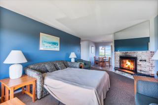 1-Bedroom Family Suite for 6 with Kitchen - Pool and Hot Tub - 2