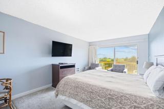 King Bed Ocean View Studio with Pool and Hot Tub - 5