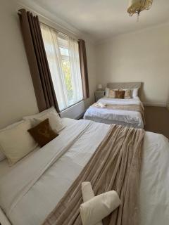 Entire Apartment, Sleeps 4, Central London in 30 minutes - 6
