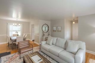 Charming 2 BR 1 BA with outdoor patio and grill close to downtown - 8