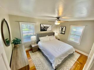 Charming 2 BR 1 BA with outdoor patio and grill close to downtown - 6