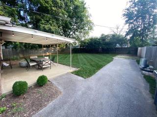 Charming 2 BR 1 BA with outdoor patio and grill close to downtown - 2