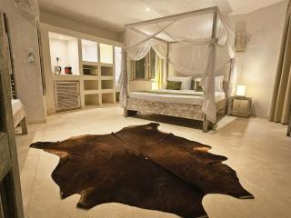 The Villa Luxury Suites Hotel - 5