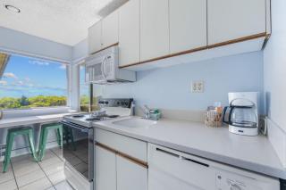 Pet-Friendly Family Suite with Full Kitchen - Pool and Hot Tub - 6