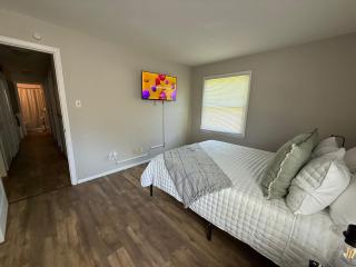 Charming 3 bedroom near shopping Extended stays welcome - 8