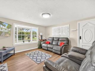 One More Cast Coastal House with Fenced Yard and Screened Porch near the Ocean - 9