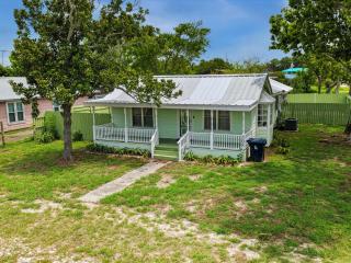 One More Cast Coastal House with Fenced Yard and Screened Porch near the Ocean - 0