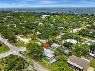 One More Cast Coastal House with Fenced Yard and Screened Porch near the Ocean - 1