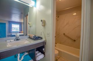 Economy Inn & Suites - 4