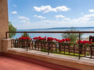 3BR Seaview Apt - 2nd Floor - 50m Beach - 5