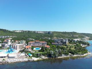 3BR Seaview Apt - 2nd Floor - 50m Beach - 7