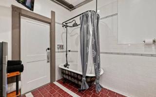 Amazing 4Bedroom home sleeps 16 Guests - 4