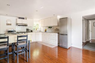 Cozy Coastal Retreat Close to Beach Park - 5