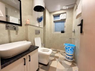 Rooftop stay near 32nd Ave with open sky terrace - 6