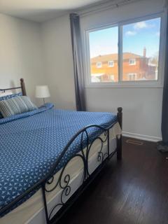 Airy Room with King bed in Central Mississauga Near Airport - 8