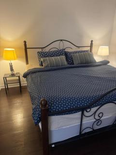 Airy Room with King bed in Central Mississauga Near Airport - 7