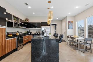 2 Min Walk Dickies Arena Lux Home Parking - 2