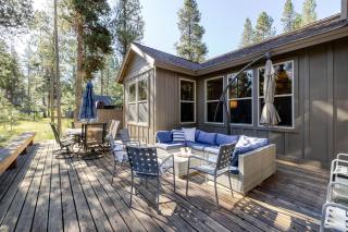 Spacious Sunriver Getaway with Hot Tub and Games - 8