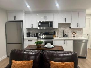 Warm Welcome Basement Suite - King Bed - 9