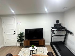 Warm Welcome Basement Suite - King Bed - 2