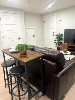 Warm Welcome Basement Suite - King Bed - 2