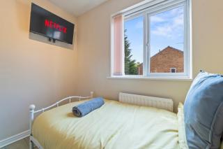 #167 Cozy Tipton West Midlands Stay - Sleeps 6 - 7