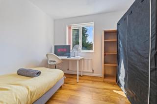 #167 Cozy Tipton West Midlands Stay - Sleeps 6 - 3