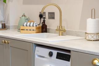 2-Bed Modern Duplex, Free Parking, 1 Min to Station - 8