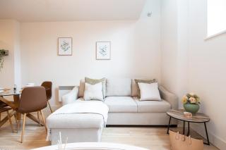 2-Bed Modern Duplex, Free Parking, 1 Min to Station - 3