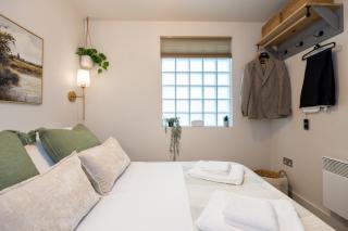 2-Bed Modern Duplex, Free Parking, 1 Min to Station - 1