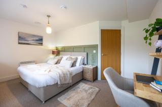 2-Bed Modern Duplex, Free Parking, 1 Min to Station - 0