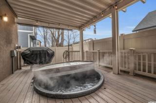 EXECUTIVE 1 BD SANCTUARY IN MILLCREEK- HOT TUB, Washer, dryer - 3