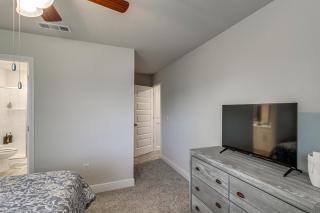 7 Mi to Navarre Beach! Modern & Serene Townhome - 4