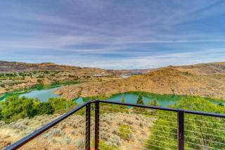 Cozy Grand Coulee Home w/ Deck & Views! - 0