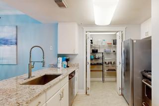 Sixth-floor condo with partial Gulf views pools hot tub private beach - 2
