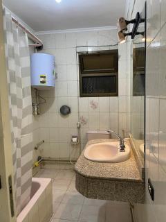 Cozy & Modern AC Room Near Downtown Cairo, Fast Wi-Fi - 9