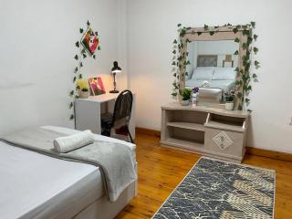 Cozy & Modern AC Room Near Downtown Cairo, Fast Wi-Fi - 1