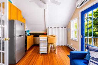 Charming Upper-Level Retreat - Dogs Welcome - 4