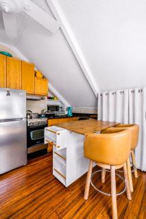 Charming Upper-Level Retreat - Dogs Welcome - 3