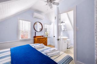 Charming Upper-Level Retreat - Dogs Welcome - 2