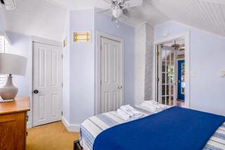 Charming Upper-Level Retreat - Dogs Welcome - 1